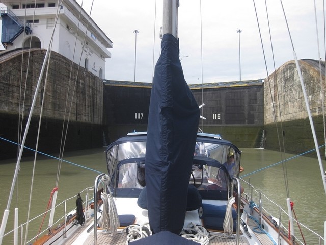 Liward in MiraFlores Locks