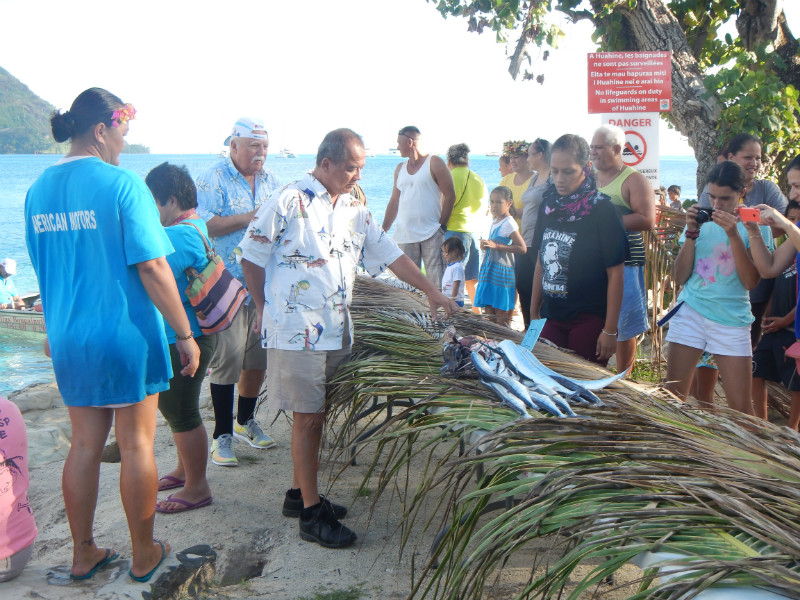 Mayor weighing the fish