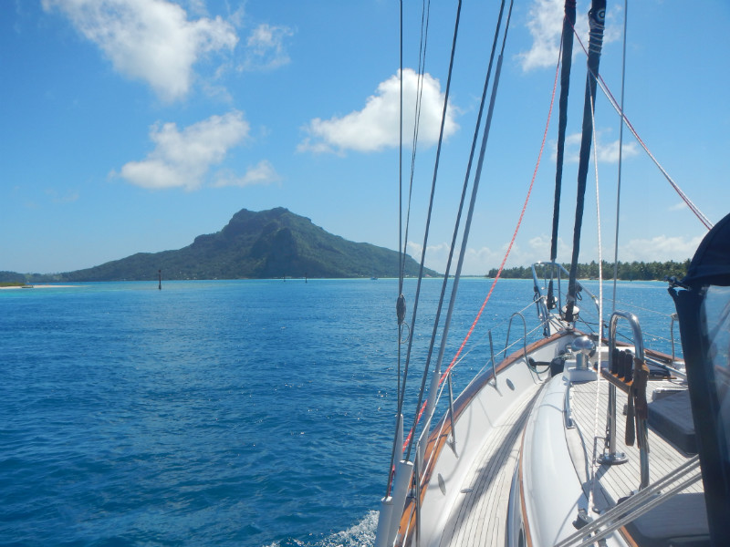 Sailing to Maupiti